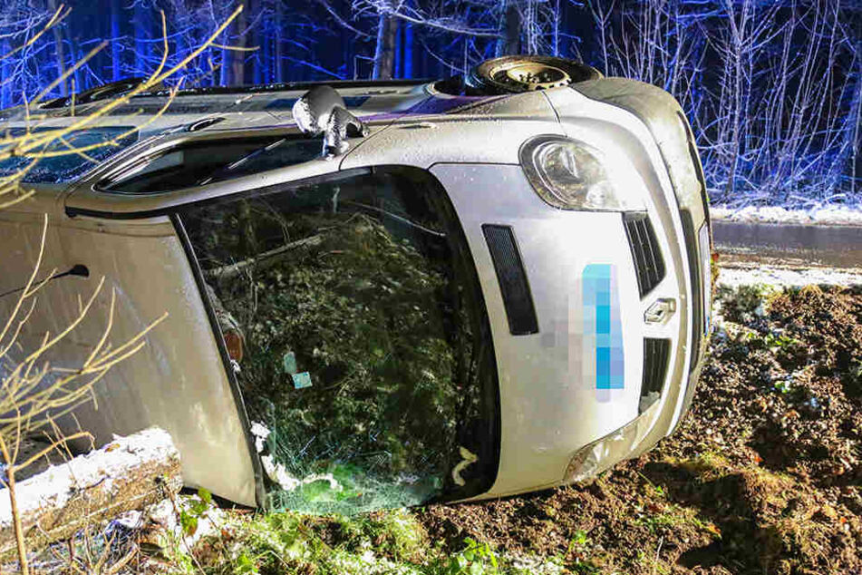 Der Renault blieb nach dem Unfall auf der Seite liegen.
