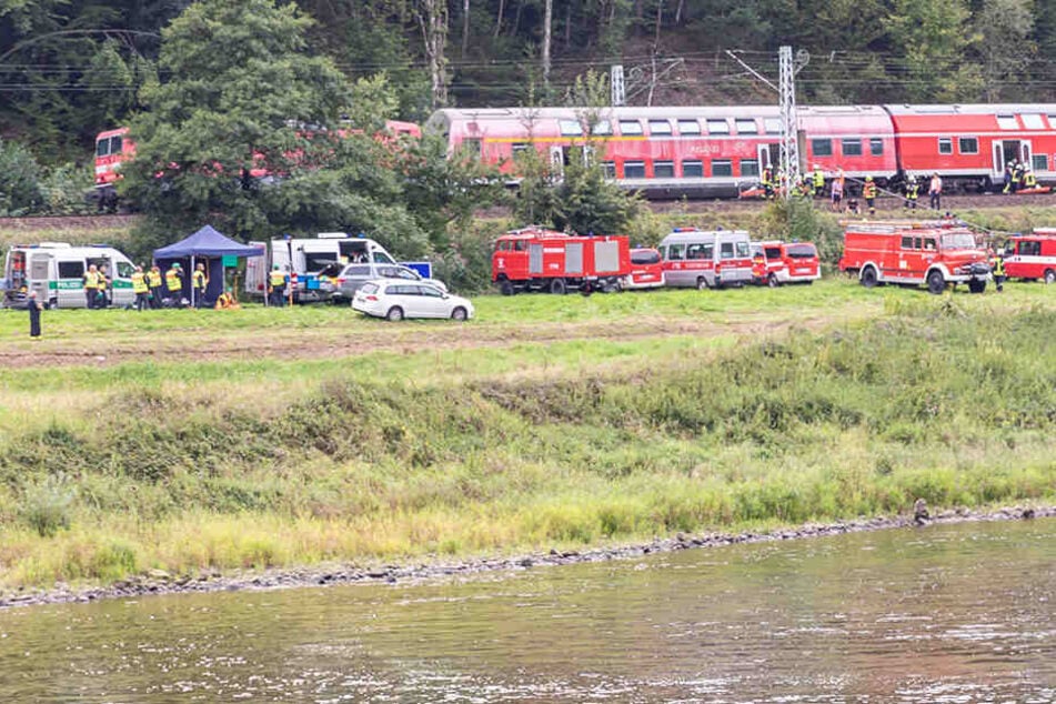 Das Szenario sah vor: Ein Eurocity war in einen Erdrutsch gerast. Rettungsfahrzeuge bahnten sich über einen Radweg den Zugang zur Unglücksstelle.