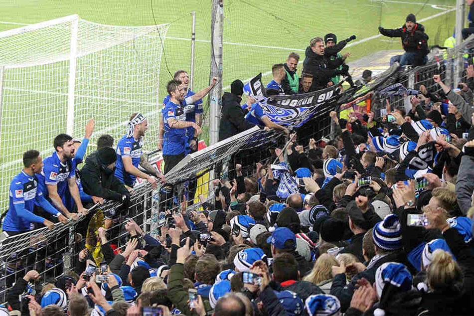 Trainer und Spieler wollen auch im Auswärtsspiel mit den Fans jubeln können.