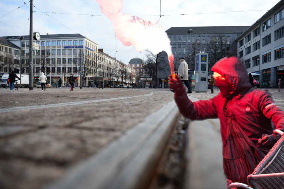 Eine Gruppe von Eintracht-Hooligans ist am Samstagabend lautstark durch Darmstadt gelaufen. (Fotomontage)