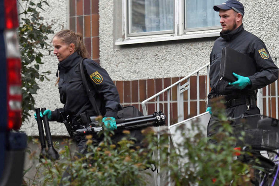 Beamte kamen am Montagmorgen in Leipzig Paunsdorf aus der Wohnung, in der al-Bakr verhaftet wurde.