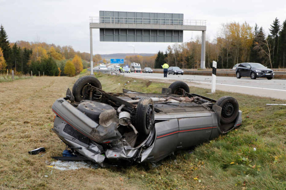 Ein Opel überschlug sich bei der Massenkarambolage und landete im Straßengraben.