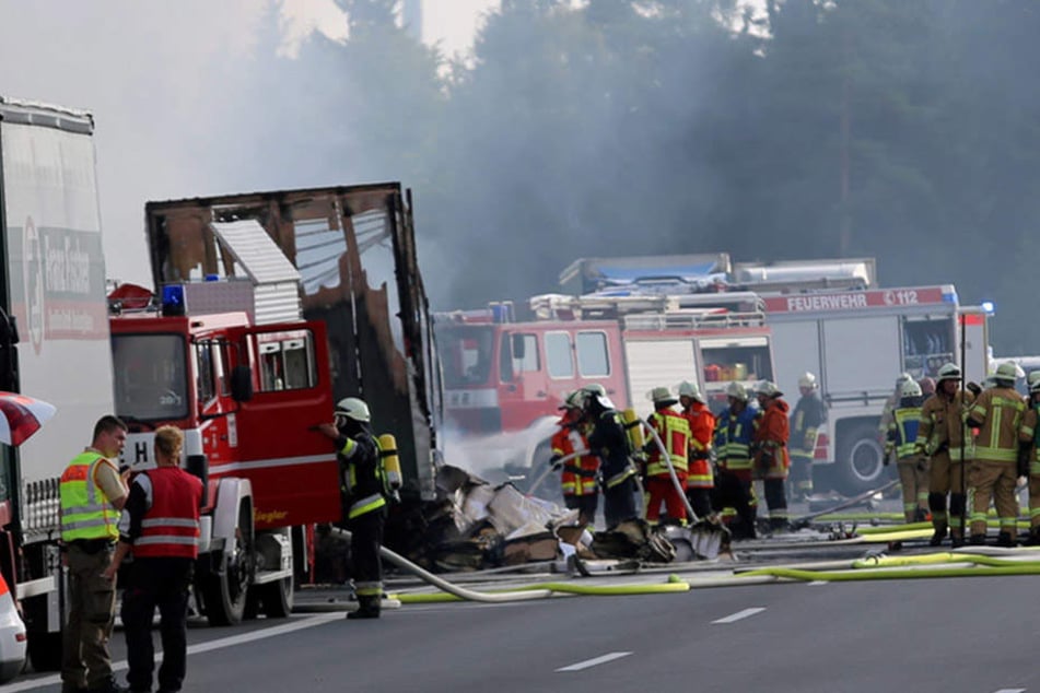 Bei dem Busunglück wurden 30 Menschen verletzt. 18 Personen kamen ums Leben.