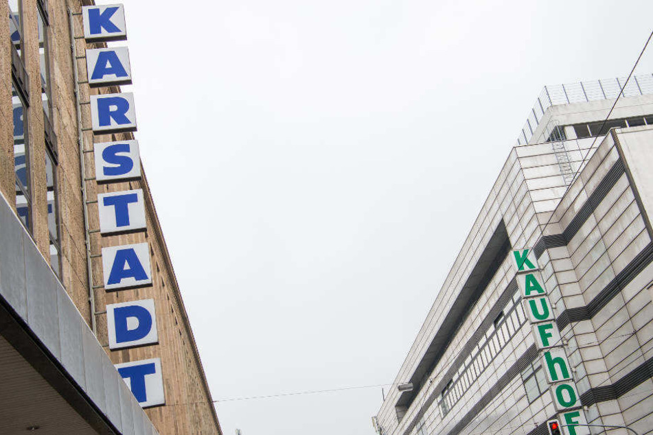 Karstadt greift nach dem Zusammenschluss mit Kaufhof durch.