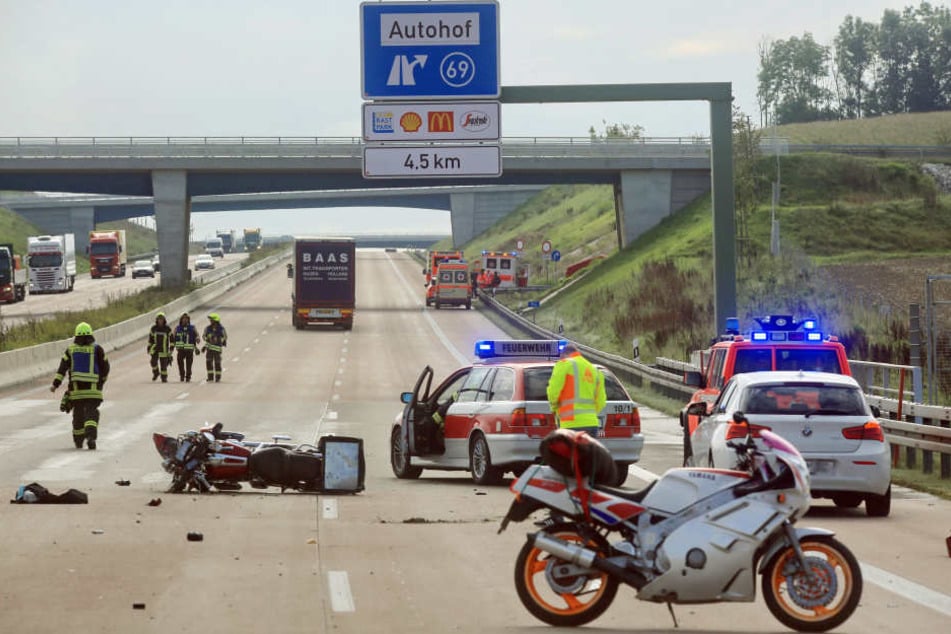 Der verunglückte Fahrer kam aus bisher unbekannter Ursache und ohne eine Fremdbeteiligung mit seinem Motorrad ins Schlingern.