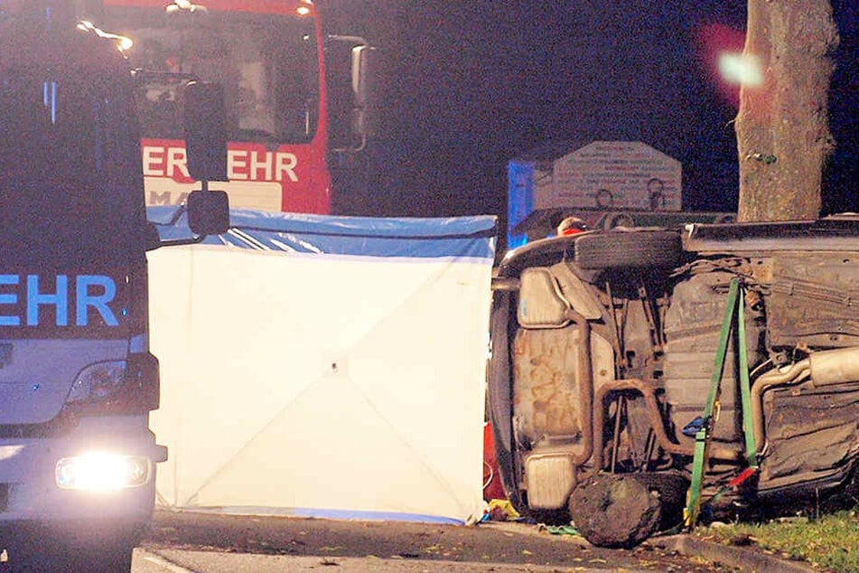 Wie bei diesem Unfall sollen auf der Autobahn Sichtschutzwände aufgebaut werden, die Gaffer fernhalten.