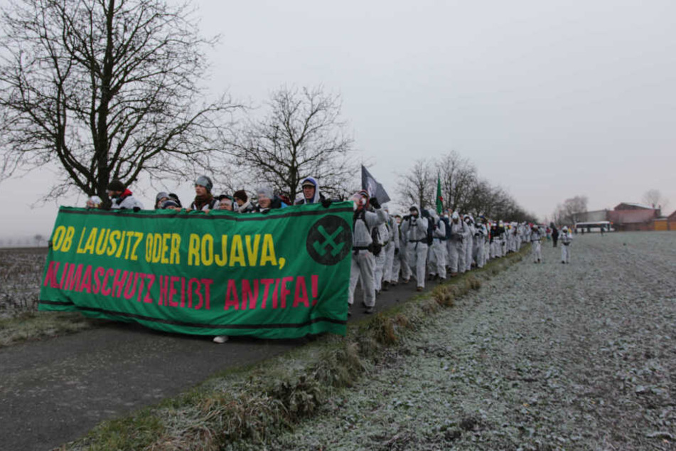 Protestzug in der Lausitz. Aktivisten besetzten den dortigen Tagebau Jänschwalde als auch den Tagebau Vereinigtes Schleenhain im Leipziger Revier.