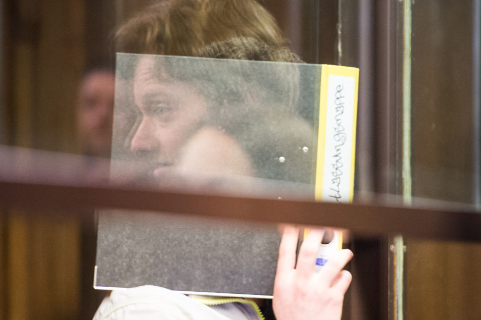 Der 18-Jährige verdeckte beim Prozess sein Gesicht mit einem Aktenordner.