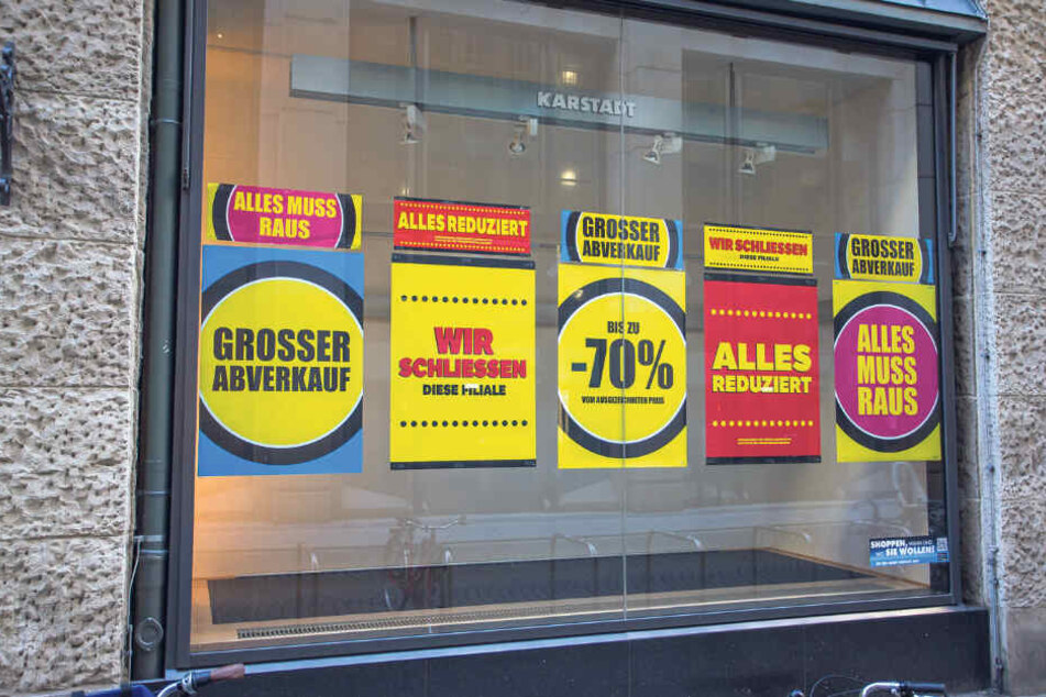 Der Rest der Ware wird zu Schleuderpreisen verramscht.