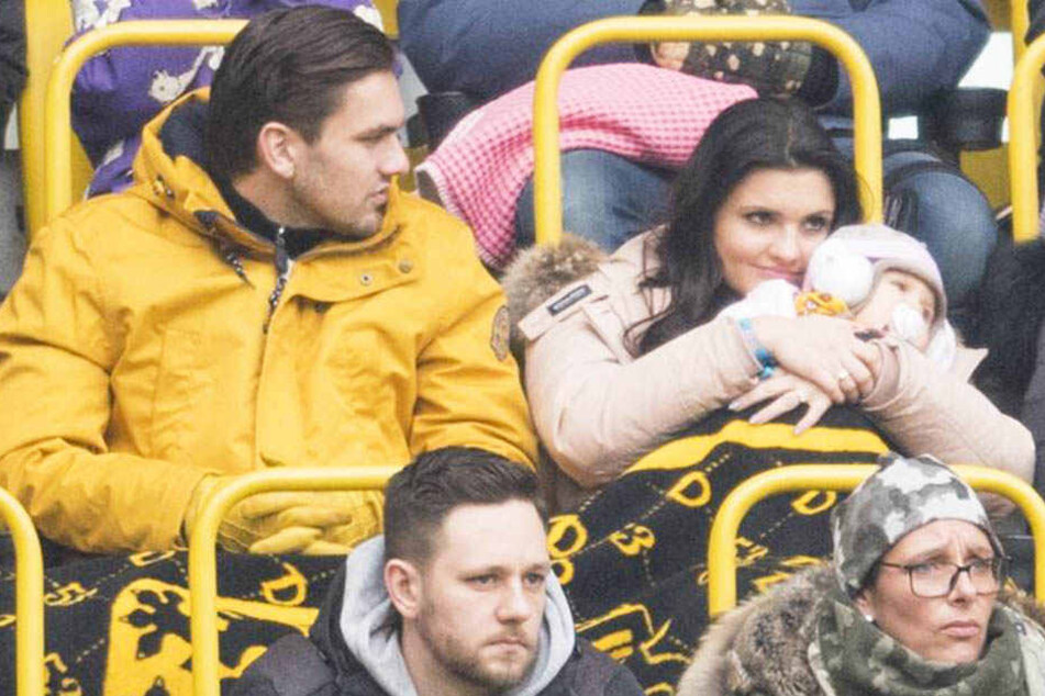 Seit dem 2. Spieltag ist der Stammplatz für Pascal Testroet die Tribüne. Ehefrau Michelle und Töchterchen Emilia wollen ihm bald wieder auf dem Rasen die Daumen drücken.