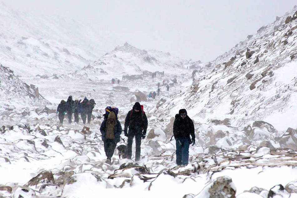Bergwanderer am Fuße der Basisstation des Mount Everest.