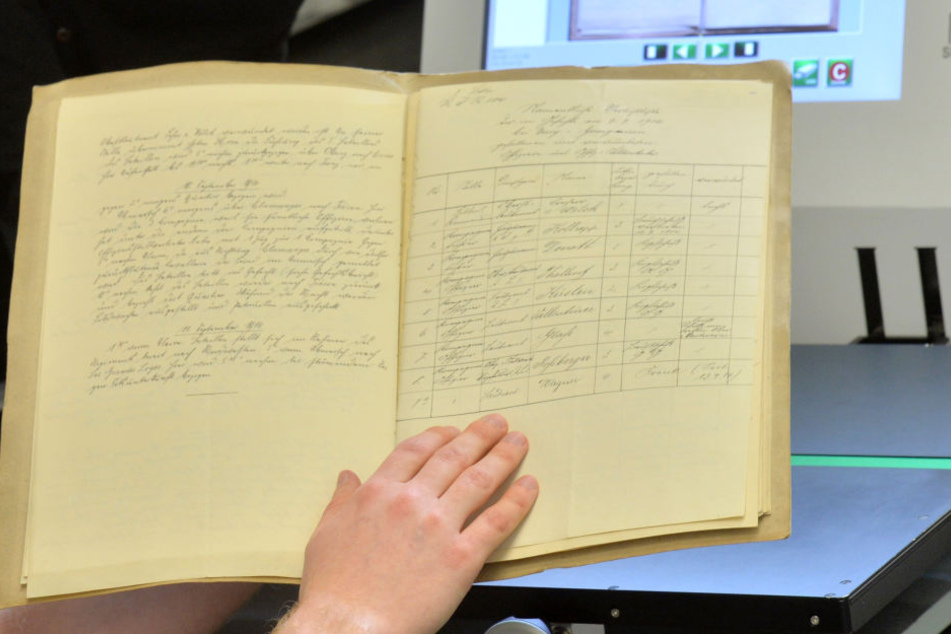 Ein Tagebuch aus dem ersten Weltkrieg wird gescannt um es digital zu speichern. (Archivbild)