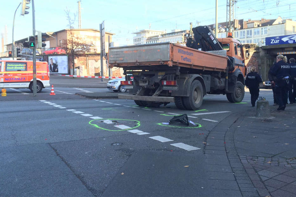 Der Junge wurde von dem LKW voll erwischt.