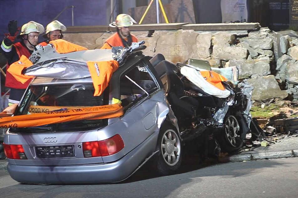 Bei Lindau knallte ein Autofahrer gegen eine Friedhofsmauer und starb am Unfallort.