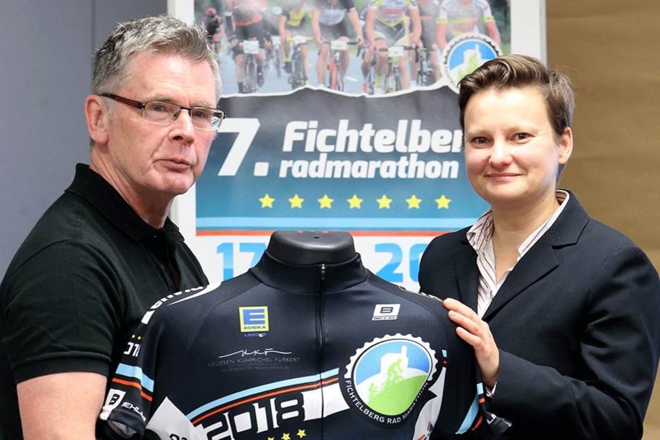 Frank Bihra (67) und Jannette Berndt (38) zeigen das Trikot zum 7. Fichtelberg-Marathon.