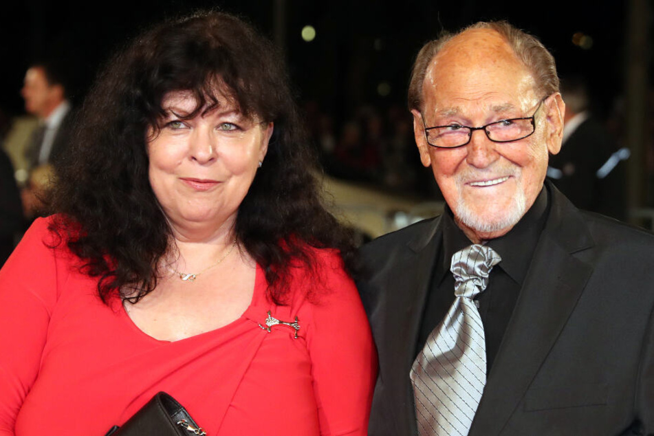 Herbert Köfer (98), hier mit seiner Frau Heike (59), ist kurz nach seinem 98. Geburtstag erneut zu Gast im "Riverboat"-Studio.