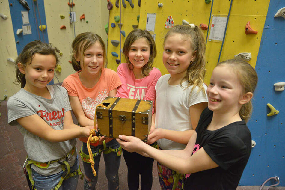 Kleine Abenteurer: Selina (9), Shari (9), Alina (9), Geraldine (9) und Lilli (8, v.l.n.r.) gehen im Kletterzentrum auf Schatzsuche.
