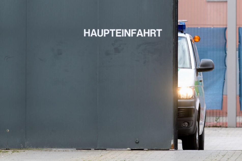 Gefängnisse scheinen eine hermetisch abgeriegelte Welt zu sein. (Symbolbild)