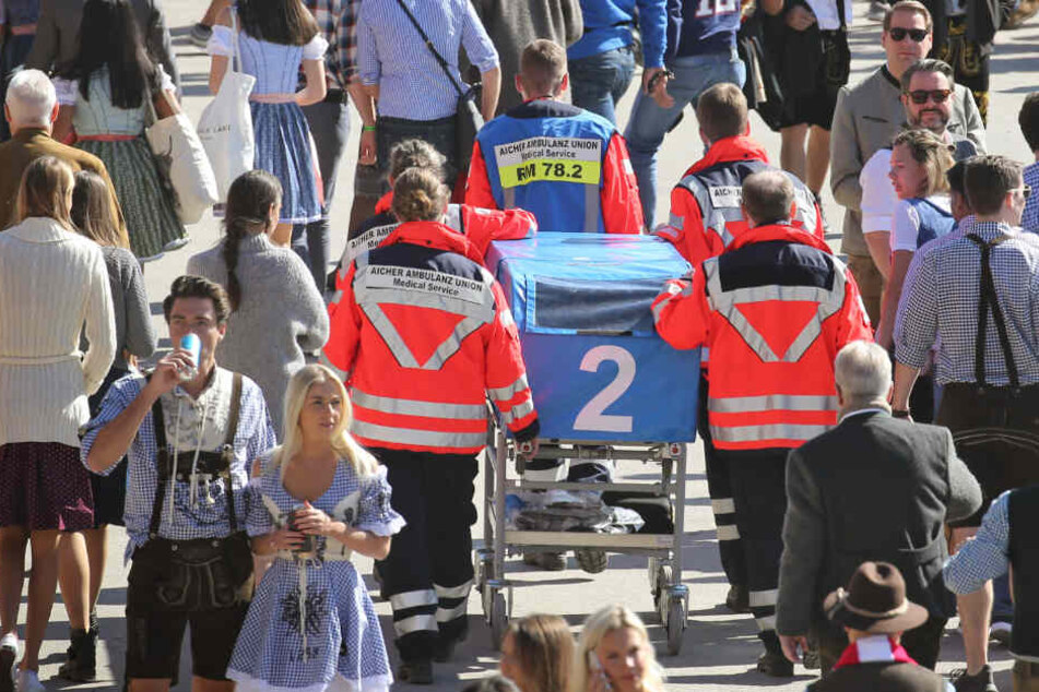 Auftakt zum Oktoberfest. Mobile Sanitäter laufen durch die Menschenmenge.
