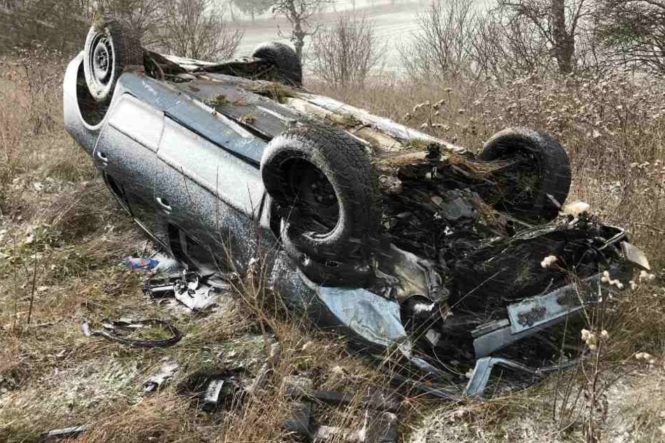 Zwischen Göllingen und Hachelbich landete ein Fahrer mit seinem Auto auf dem Dach und wurde schwer verletzt.