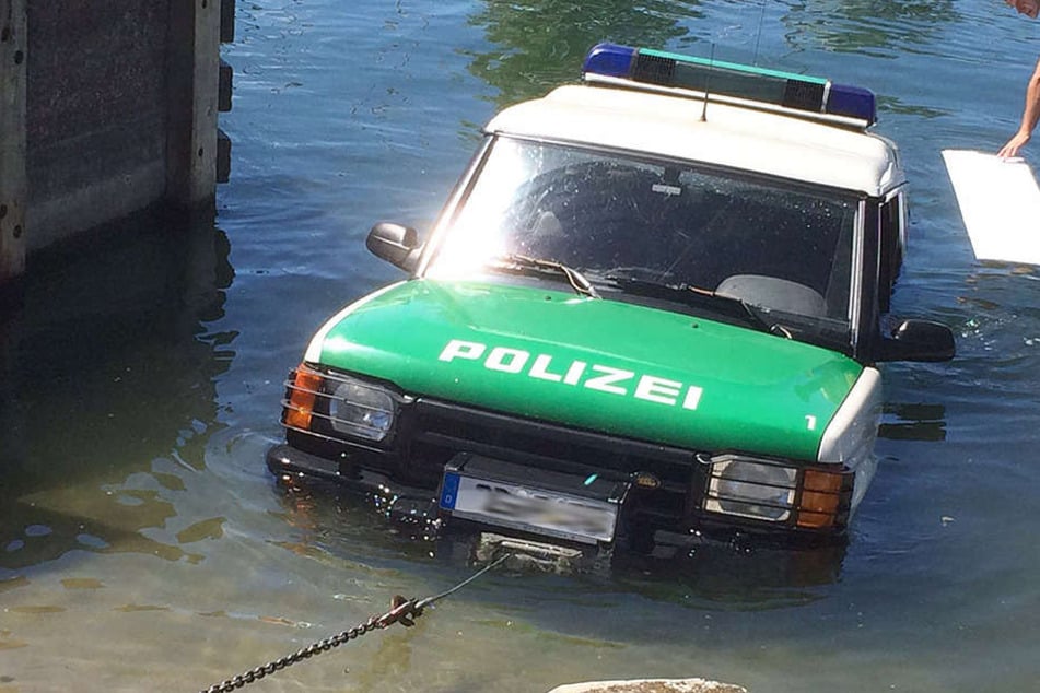 Am Montag rutschte ein Fahrzeug der Polizei in den Bodensee und sank drei Meter tief.