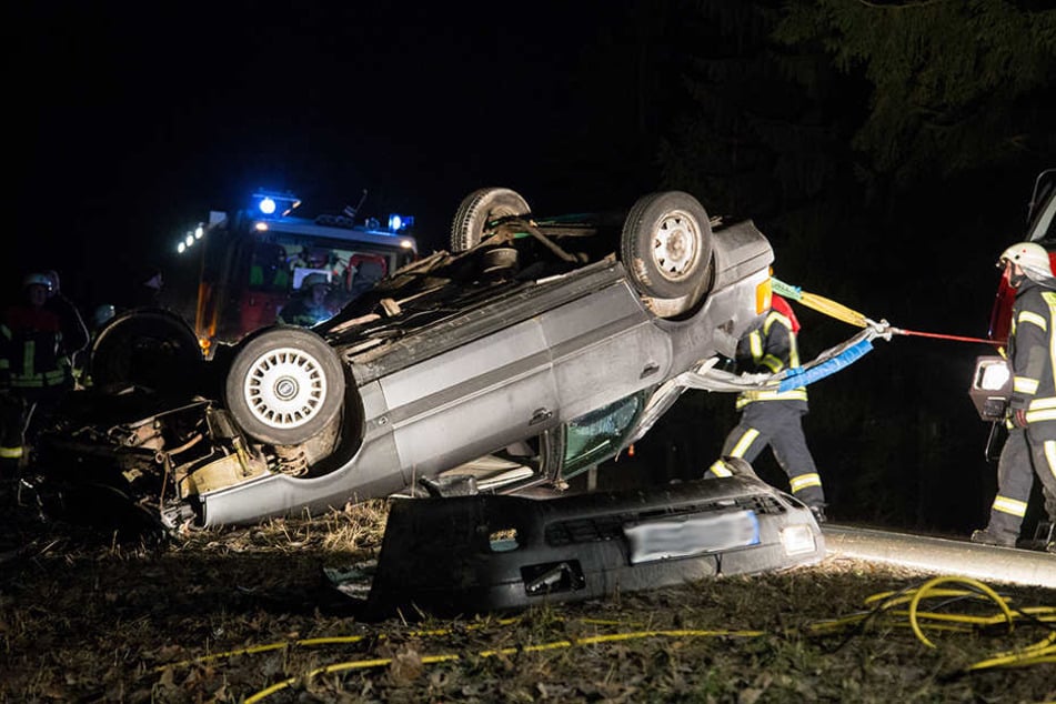 Der Wagen musste erst gesichert werden, bevor die Rettungskräfte den Fahrer befreien konnten.