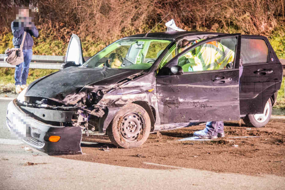 Das Wrack des Ford. Die 23-jährige Beifahrerin musste reanimiert werden.