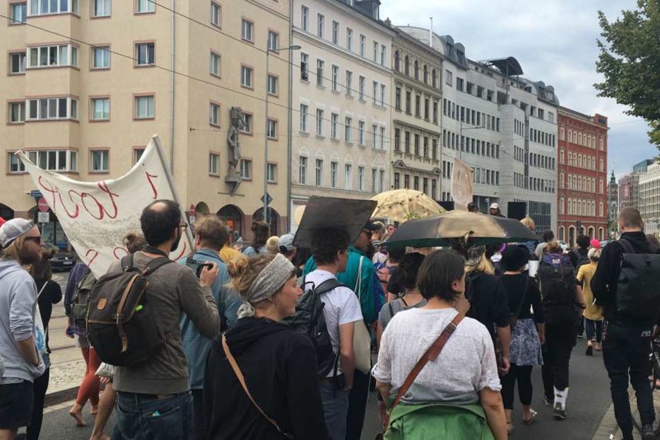 Zu Hunderten zogen die Demonstranten durch die Leipziger Innenstadt, um für den Erhalt der Clubkultur zu demonstrieren.