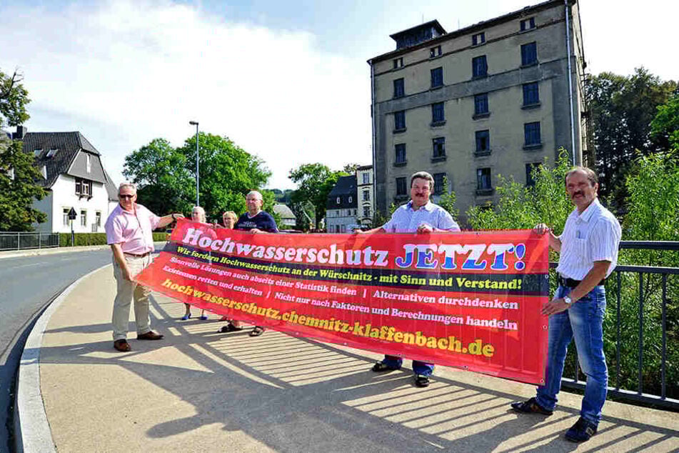 Protest für mehr Hochwasserschutz: Mit Bannern fordern Anwohner den Bau von
Mauern und eines Rückhaltebeckens.