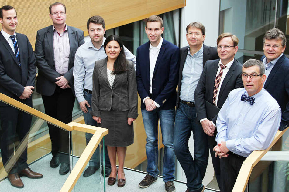 Die Partner des Projekts "smartBN" (von links): Emmanuel Thony, Michael Hübner, Mark Funk, Helene Dörksen, Matthias Scharf, Volker Lohweg, Alexander Knobloch, Johannes Schaede, Hans-Jürgen Danneel