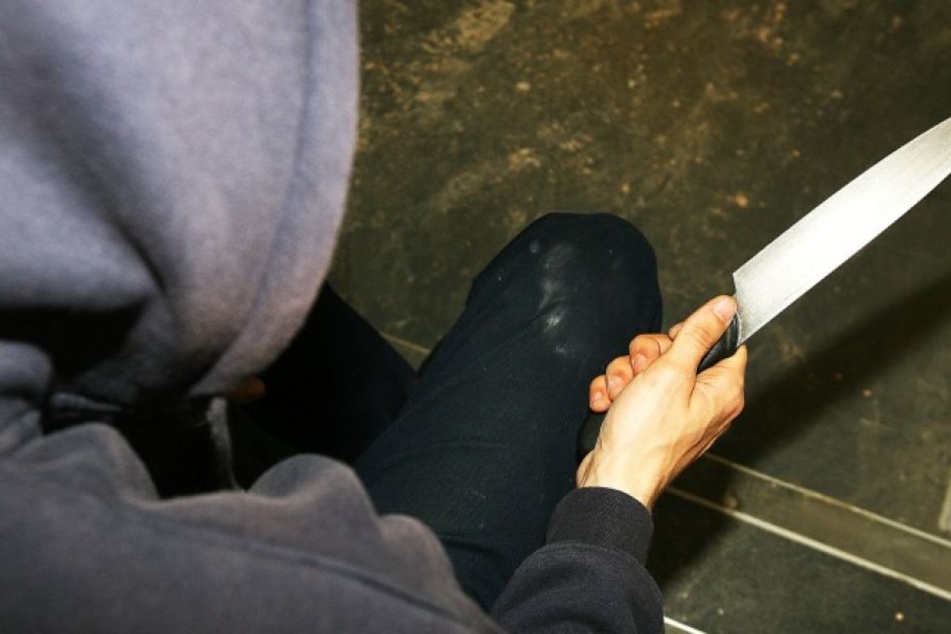 Der 20-Jährige musste mit einer Lungenverletzung in die Notaufnahme gebracht werden, nachdem der 17-Jährige auf ihn eingestochen hatte. (Symbolbild)