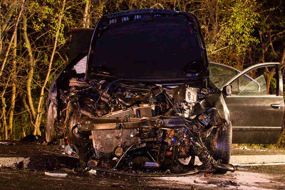 Der Peugeot wurde bei dem Crash völlig zerstört.