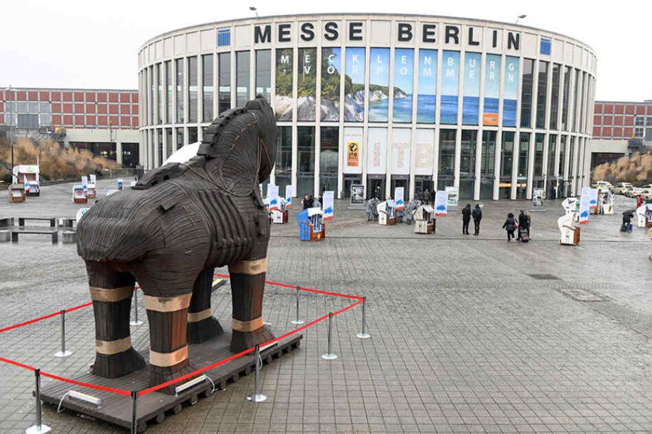 Der Eingangsbereich zur ITB auf dem Berliner Messegelände mit dem Trojanischen Pferd der Türkei.