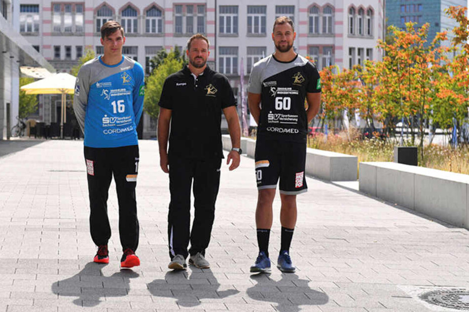 HCE-Coach Christian Pöhler (M.) mit Perspektiv-Torwart Tillmann Prager (l.) und dem erfahrenen Marc Pechstein. Bitter: Letzterer plagt sich noch mit einer Fußverletzung herum, die er sich bei seinem Ex-Verein EHV Aue zugezogen hat.
