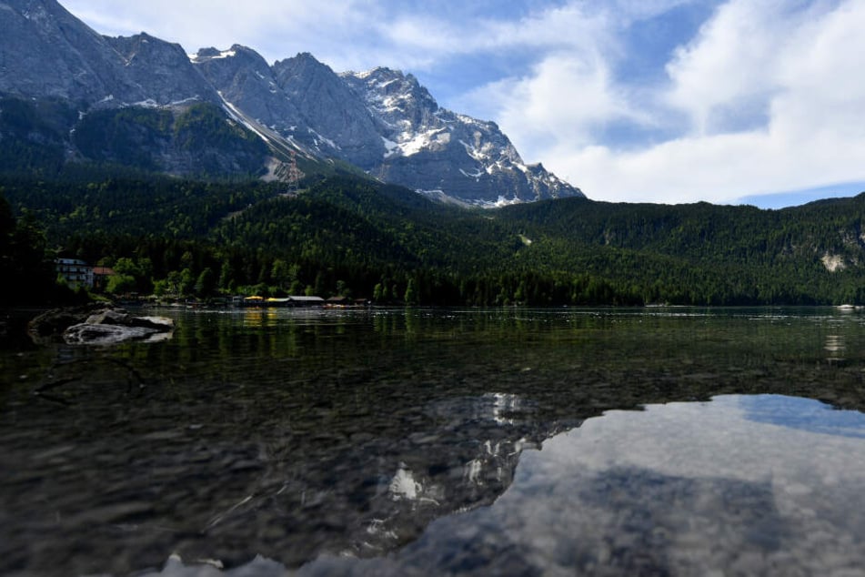 Romantische Bergseen, wie hier der Eibsee am Fuße der Zugspitze, ziehen tausende Touristen an.