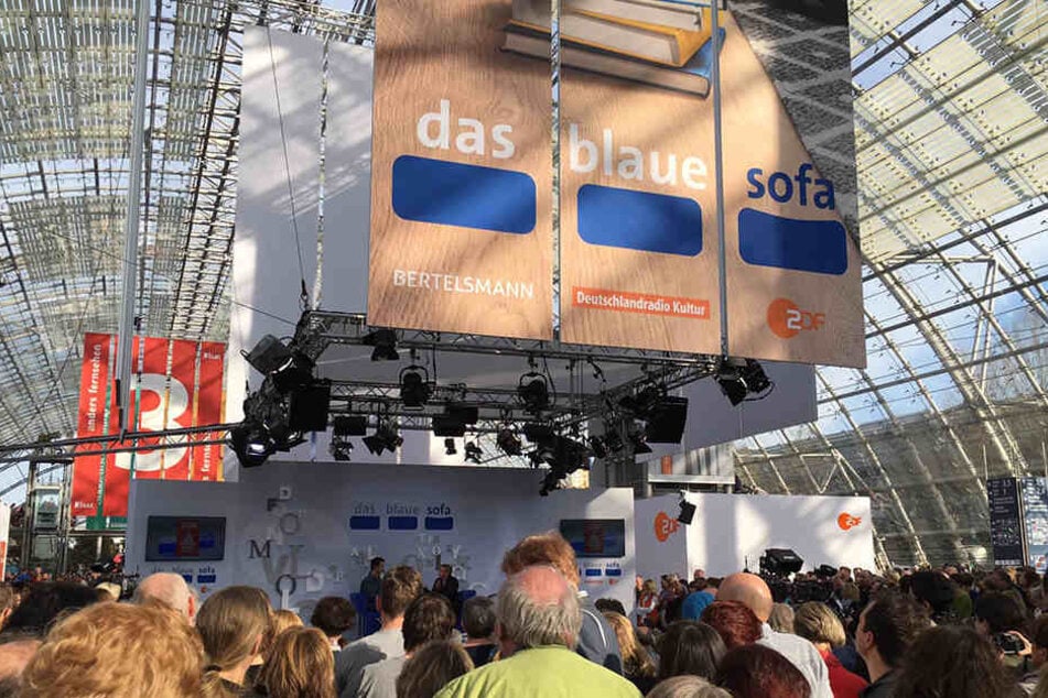 SWR-Redakteur Carsten Otte will auf der Buchmesse nur Diskussionen über Literatur und Politik sehen, wie hier auf dem "Blauen Sofa".