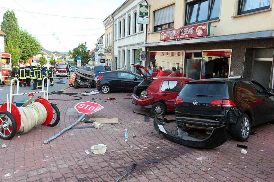 Ein Bild der Verwüstung bietet sich am 23. August in Saarwellingen (Saarland), nachdem ein 26 Jahre alter Mann aufgrund gesundheitlicher Probleme am Steuer seines Autos (ganz rechts) ungebremst gegen einen Wagen raste.