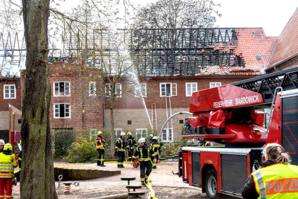 Die Rettungsaktion und die Löscharbeiten an dem großen Altbau brachten sogar zwei Einsatzkräfte der Feuerwehr in Gefahr.