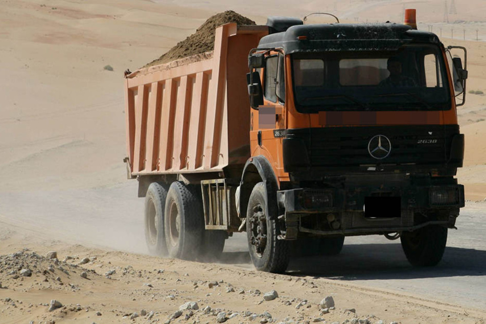 Ein Mercedes-Kipper ist im Vogtland komplett ausgebrannt.