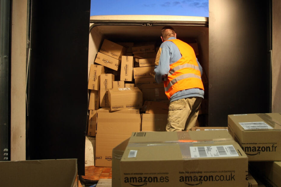 Ein Amazon-Mitarbeiter verlädt im Logistikzentrum des Online-Versandhandels Amazon in Graben.