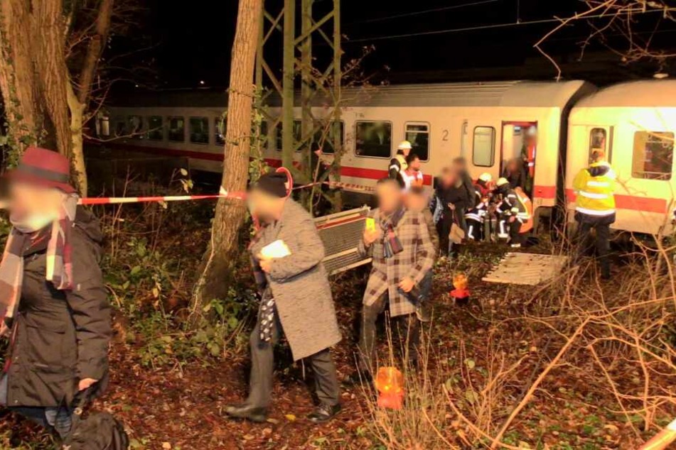 Die Feuerwehr musste anrücken und die Fahrgäste befreien.