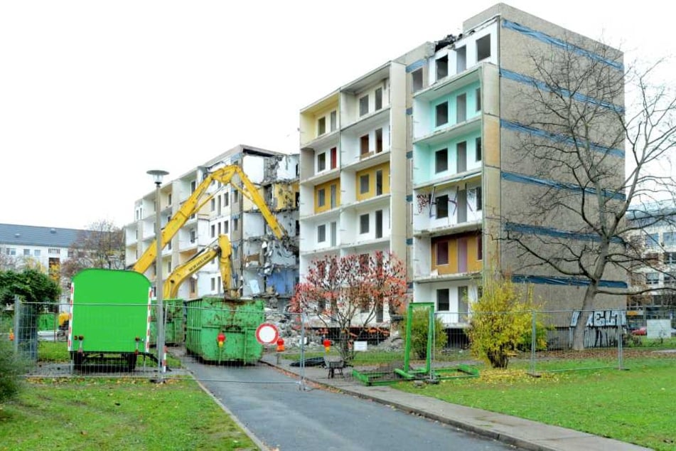 Stück für Stück knabbern sich die Bagger durch den Plattenbaublock an der
Nicolaistraße.