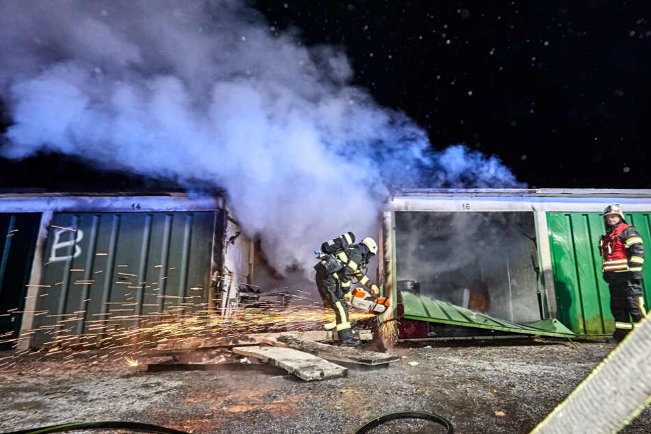 Die Feuerwehrleute mussten einige Türen aufschweißen, um die Flammen überall bekämpfen zu können.