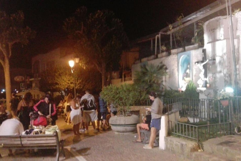 In Panik rannten Touristen und Bewohner der Urlaubsinsel auf die Straße.
