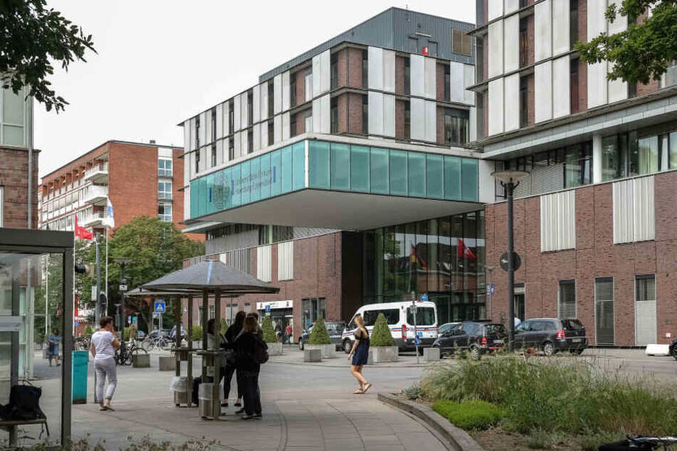 Blick auf den Haupteingang des Universitätsklinikums Hamburg-Eppendorf (UKE).