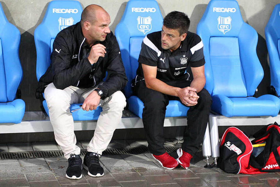 FSV-Sportchef David Wagner (l.) mit Trainer Torsten Ziegner bei der ersten Analyse nach der Niederlage in Chemnitz.