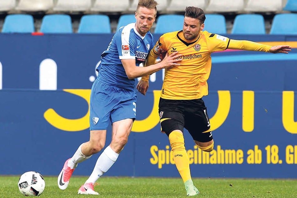 Niklas Kreuzer(r., im Zweikampf mit Marco Stiepermann) half beim Bochumer Ausgleich zum 2:2 kräftig mit.