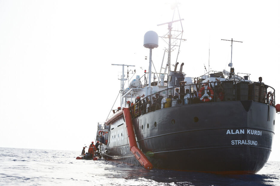 Das Rettungsschiff Alan Kurdi nahm im Mittelmeer 65 Migranten auf.