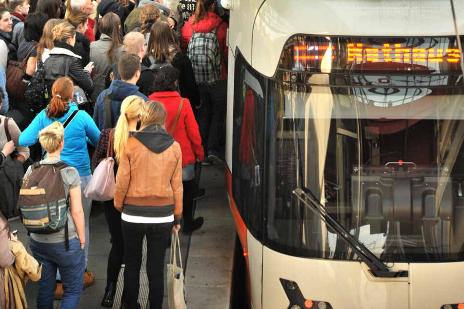 Noch ist der Unfallhergang mit der Stadtbahn unklar. (Symbolbild)