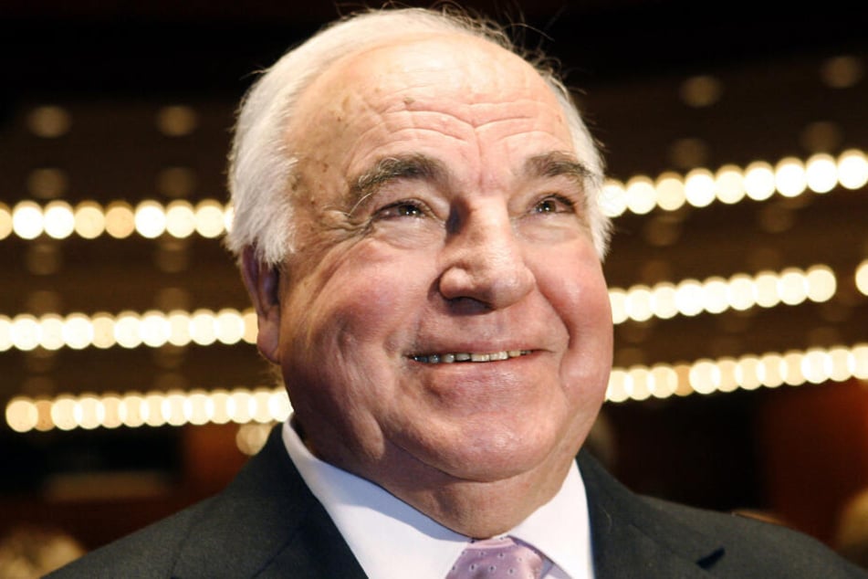 2006: Alt-Bundeskanzler Helmut Kohl lächelt in der Alten Oper in Frankfurt vor der Verleihung des Konrad-Adenauer-Preises für Kommunalpolitik in die Kameras.